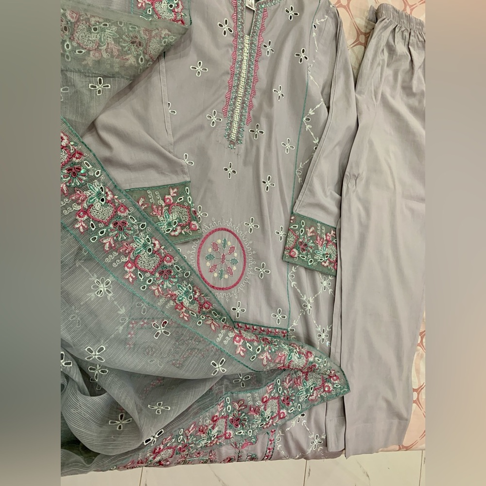 Maryum & Maria Embroidered Suit - Picture 13 of 17